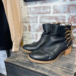 Kork-Ease Black Leather Ankle Boots with Tan Accents size 8